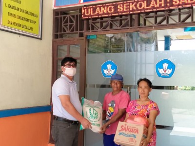 Bantuan sembako kepada penjaga sekolah